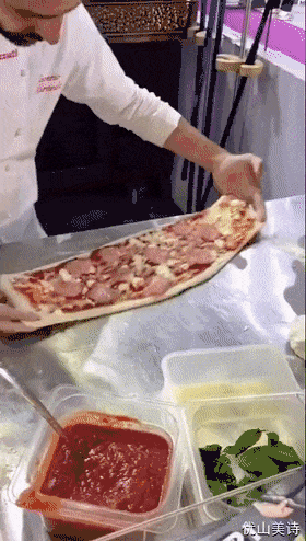无论几寸的披萨都是三寸扯大的，没毛病。