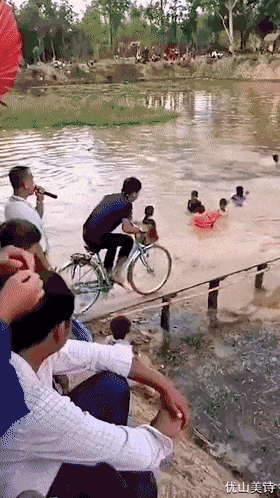 高手在民间，水上骑车过独木桥，这平衡力太强了吧！