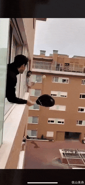 超高难度！意大利民众探出公寓窗户打网球，自娱自乐方式真是非常creative！看得我好紧张…